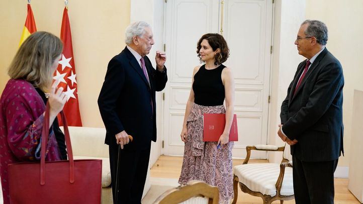 La presidenta regional con Mario Vargas Llosa, presidente de honor de la Cátedra.