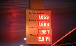 Crisis de la energía: el alza de la gasolina se come la rebaja del Gobierno