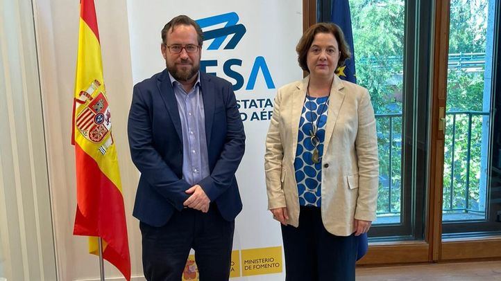 El alcalde de Paracuellos de Jarama, Jorge Alberto Campos, junto a la directora general de la Agencia Estatal de Seguridad Aérea, Montserrat Mestre.