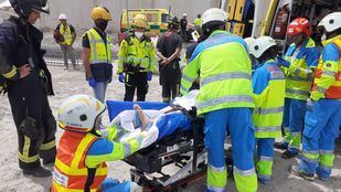 Herido un obrero al ser golpeado por un bloque de hormigón y caer a una zanja