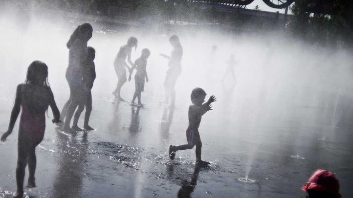 Niños refrescándose por calor en las fuentes de la playa de Madrid Río