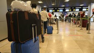 Madrid pide a Interior que solucione el "colapso" en Barajas y el Ministerio niega los retrasos