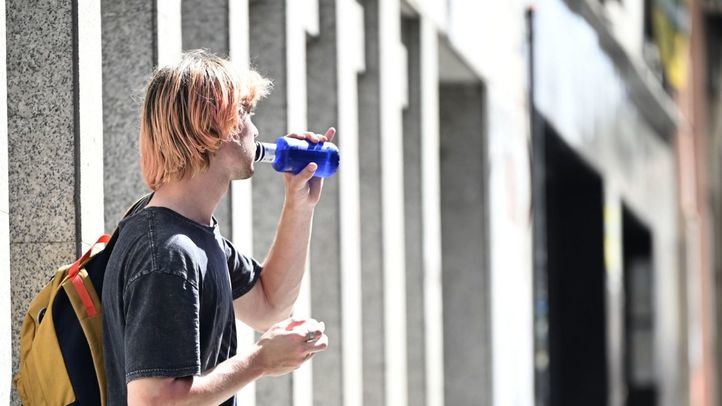 Una de las recomendaciones mantenerse hidratado durante los días de más calor bebiendo mucha agua o comiendo alimentos que contengan agua