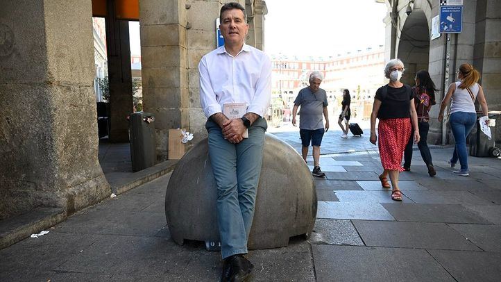 Jesús Valbuena posa con su libro 'Más se perdió en Filipinas: La épica resistencia de los héroes de Baler'