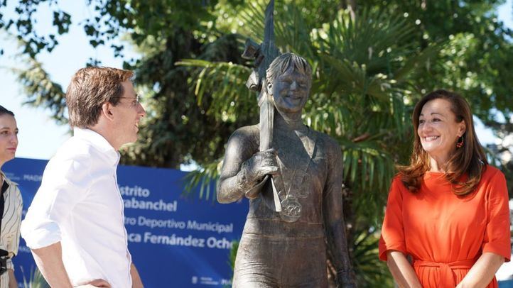 Inauguración de una estatua de Blanca Fernández Ochoa en el polideportivo que lleva su nombre