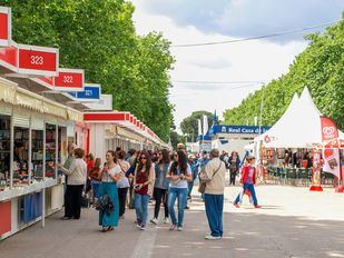 La Feria del Libro homenajea a Almudena Grandes y al cómic en su último día