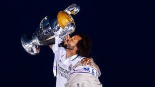 Marcelo se despide del Real Madrid tapando con sonrisas sus lágrimas de hace unos días