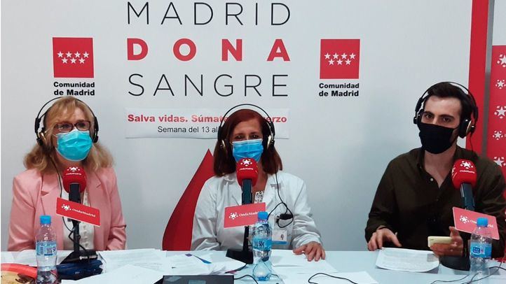 Nieves Herrero junto a Luisa Barea, directora gerente del Centro de Transfusión de la Comunidad de Madrid