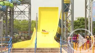 Cientos de madrileños se refrescan este fin de semana en los parques acuáticos de la región