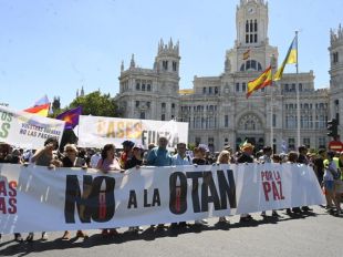 La izquierda marcha contra la OTAN a tres días de la cumbre