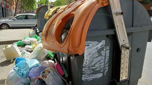 La basura se acumula en las calles de Usera