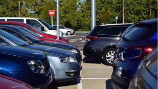 El Ayuntamiento no cobrará la retirada de vehículos aparcados en zonas balizadas