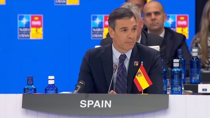 Sánchez interviene en la Cumbre de la OTAN con la bandera del revés