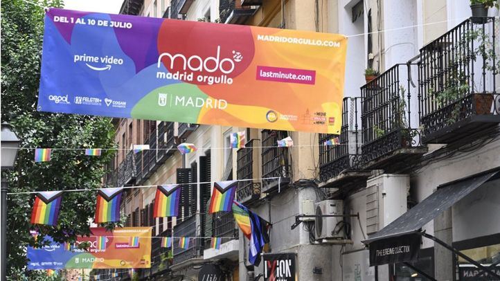 Banderas del Orgullo en vísperas de la celebración.