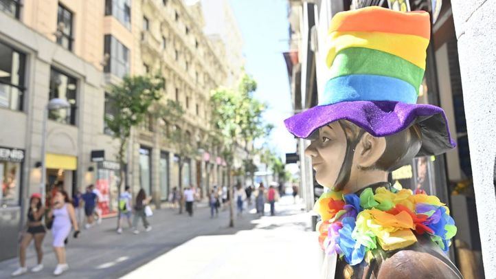Una de las calles del centro con los colores que representan al colectivo LGTBI representan al colectivo LGTBI