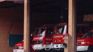 Varios bomberos lanzan cubos de agua a un hombre por dormir en un banco