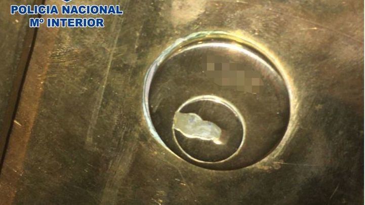 La cerradura con silicona tras la detención de los cinco individuos