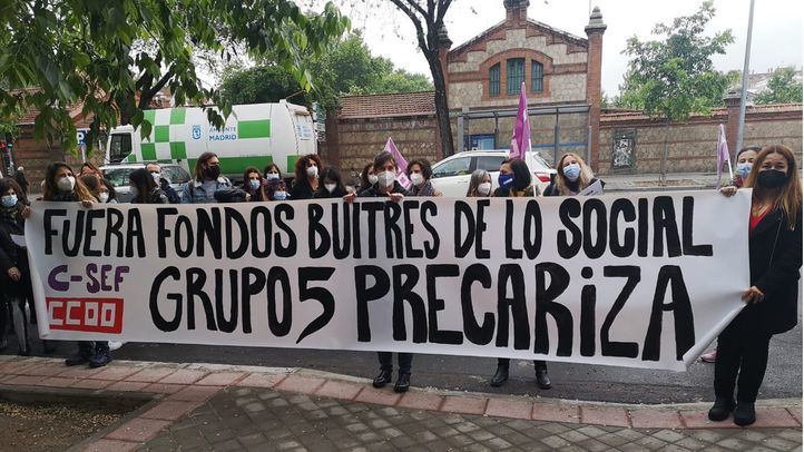 Trabajadores de los CAI en una concentración junto a CCOO