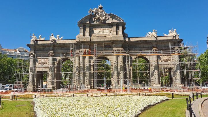 Montaje de la estructura que cubrirá la Puerta de Alcalá mientras se analizan sus patologías para una posterior restauración.