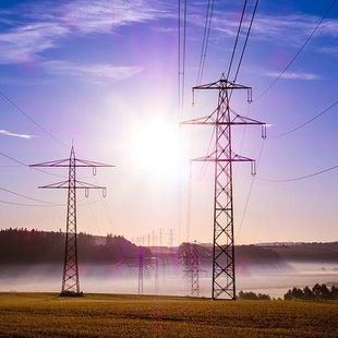 El precio de la electricidad en la tarifa regulada sube un 3% este lunes y roza los 300 euros/MWh