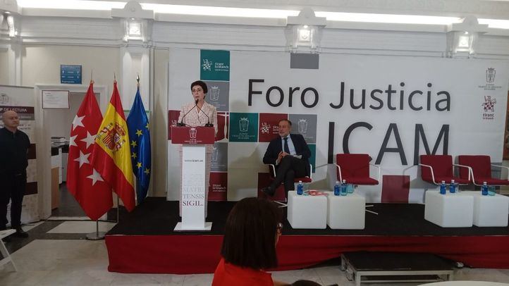 El consejero de Presidencia, Justicia e Interior de la Comunidad de Madrid, Enrique López, y la vicedecana del ICAM, Begoña Castro.