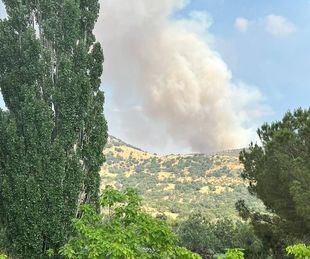Continúan las labores de extinción del incendio en Collado Mediano