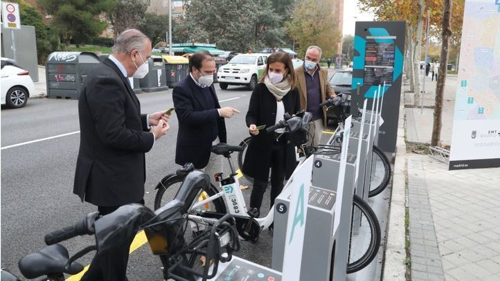 El delegado de Medio Ambiente y Movilidad, Borja Carabante, en la inauguración de bases de BiciMAD en Moratalaz.