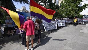 Protestas frente al Congreso contra la ley de Memoria Democrática