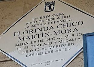 Una placa recuerda a Florinda Chico en el edificio de Arganzuela donde vivió