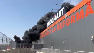 Controlado un incendio en el exterior de la nave de Bricomart en Alcorcón