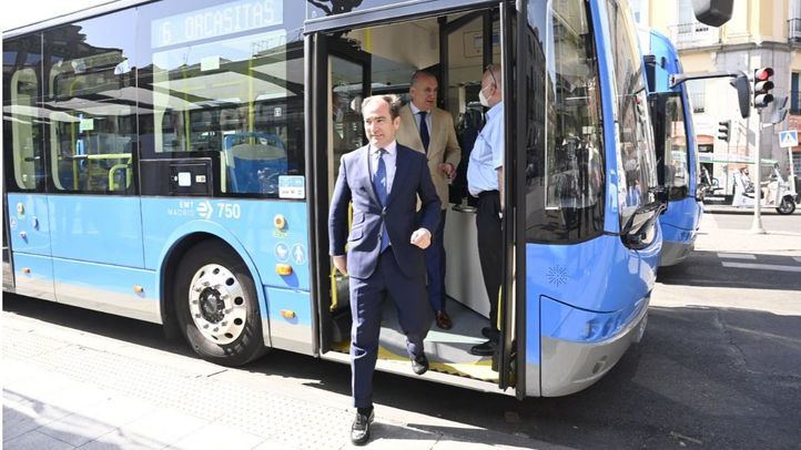 El delegado de Medio Ambiente y Movilidad del Ayuntamiento de Madrid, Borja Carabante, visita las nuevas líneas eléctricas de autobuses de la EMT