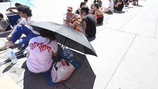 Horas bajo el sol para ser los primeros en entrar al concierto de Rosalía