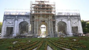 La Puerta de Alcalá, cubierta con una gran lona con su imagen a gran resolución