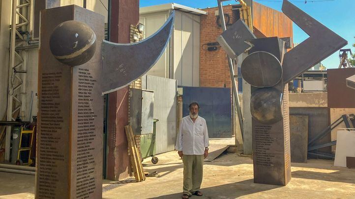 José Miguel Utande junto al Memorial que en breve se instalará en Madrid.