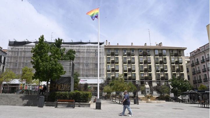 Bandera LGTBI en la Plaza de Pedro Zerolo