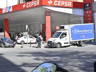 El precio de la gasolina sigue bajando en pleno fin de semana pero sube la luz