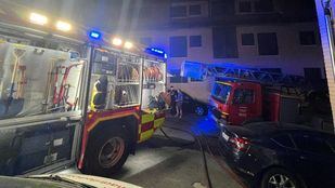 Bomberos trabajan en la extinción del incendio en la vivienda