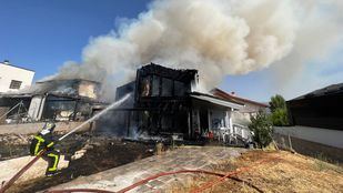 Un incendio calcina dos viviendas en Guadalix