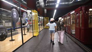 Abuelos celebran su día con una visita a los trenes clásicos de Metro en Chamartín