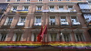 Un juez dictamina que las banderas LGTBI del Edificio de Grupos tendrán que retirarse