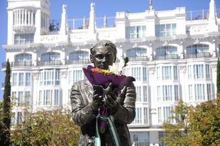 Arrancan la alondra de la estatua de Lorca en la Plaza Santa Ana