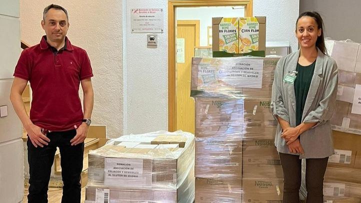 Responsables de la Asociación de Celiacos y Sensibles al Gluten y de Mercadona durante la entrega