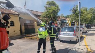 Bomberos llevan a cabo labores de extinción