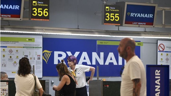 Viajeros en el aeropuerto de Barajas en día de huelga de Ryanair