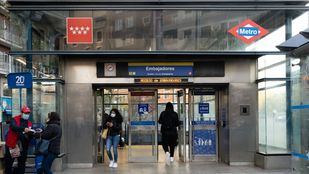 Un policía fuera de servicio salva a un hombre que cayó a las vías del cercanías