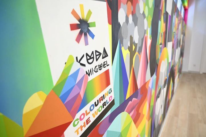 Mural del artista Okuda San Miguel en la Biblioteca Pública Municipal de San Fermín