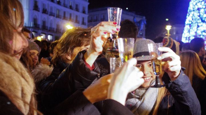 Imagen de archivo de madrileños tomando las 'preuvas' en Sol