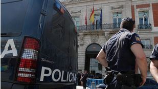 Expulsado del cuerpo por "comerciar" con permisos de residencia