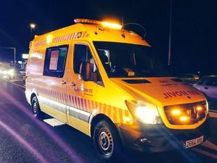 Una motorista se estrella contra un quitamiedos