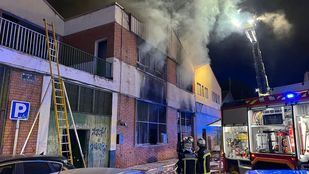 Bomberos trabajan en el incendio en una nave industrial de Torrejón de Ardoz